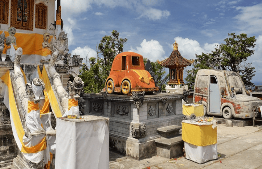 Pura di Bali Yang Sangat Unik Berbentuk Mobil - Pura Paluang