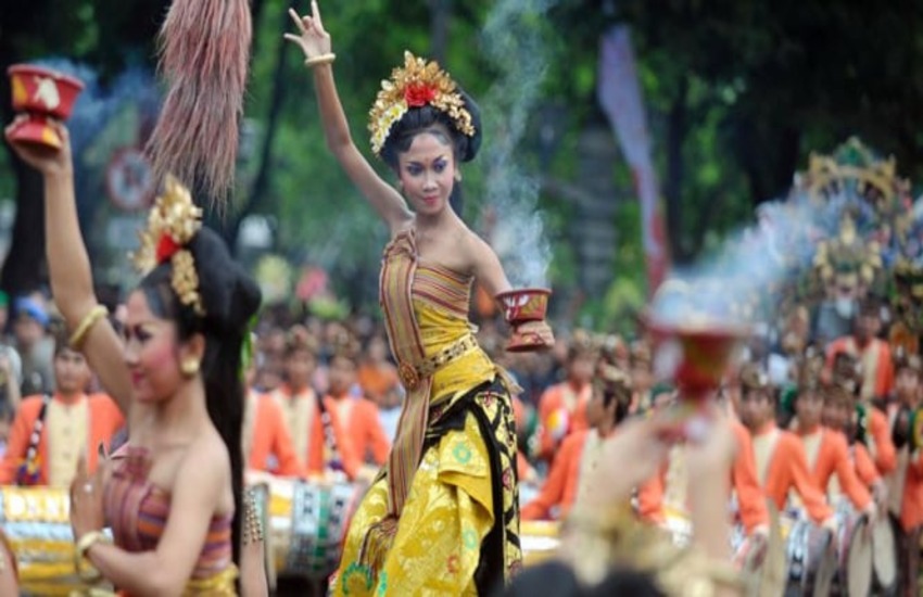 Menikmati Pengalaman Mendalam melalui Pertunjukan Tari, Kunjungan ke Pura, dan Partisipasi dalam Upacara Agama