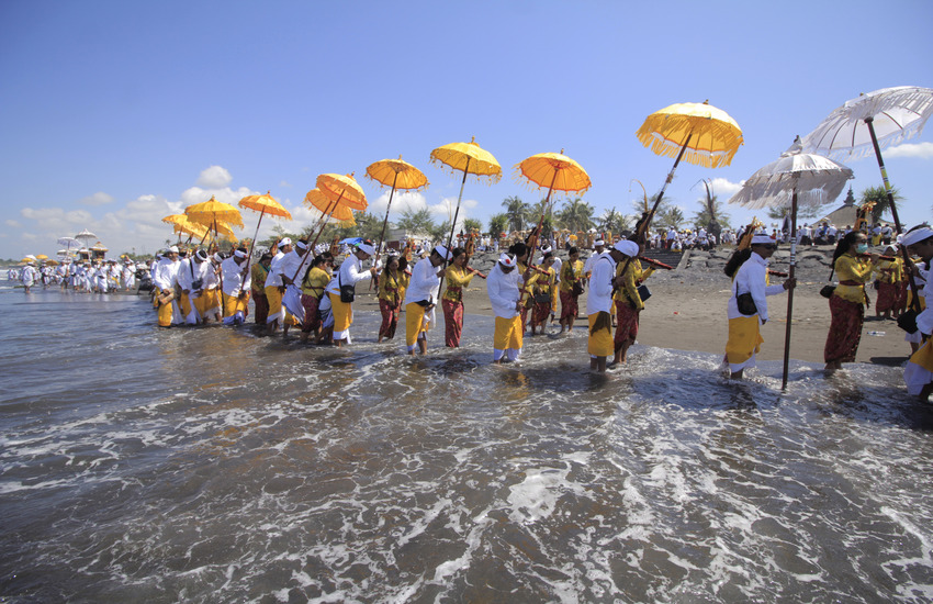 Upacara Melasti Wisata Budaya Bali Yang Menarik