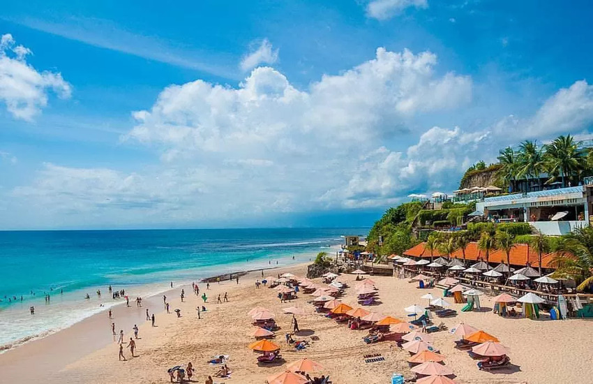 Pantai Dreamland - Pesona Surga Pasir Putih dan Ombak yang Menggoda