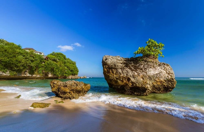 Ombak, Pasir Putih, dan Keindahan yang Menggetarkan di Bali Selatan - Pantai Padang Padang