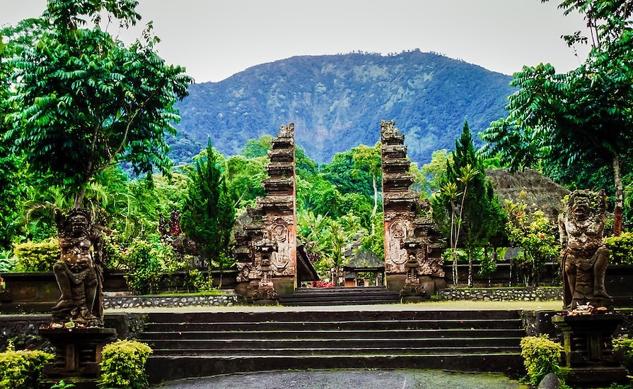 Pura Luhur Batukaru: Paduan Sempurna antara Keagungan Sejarah dan Keindahan Alam Bali